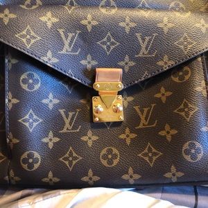 Metis hobo monogram canvas